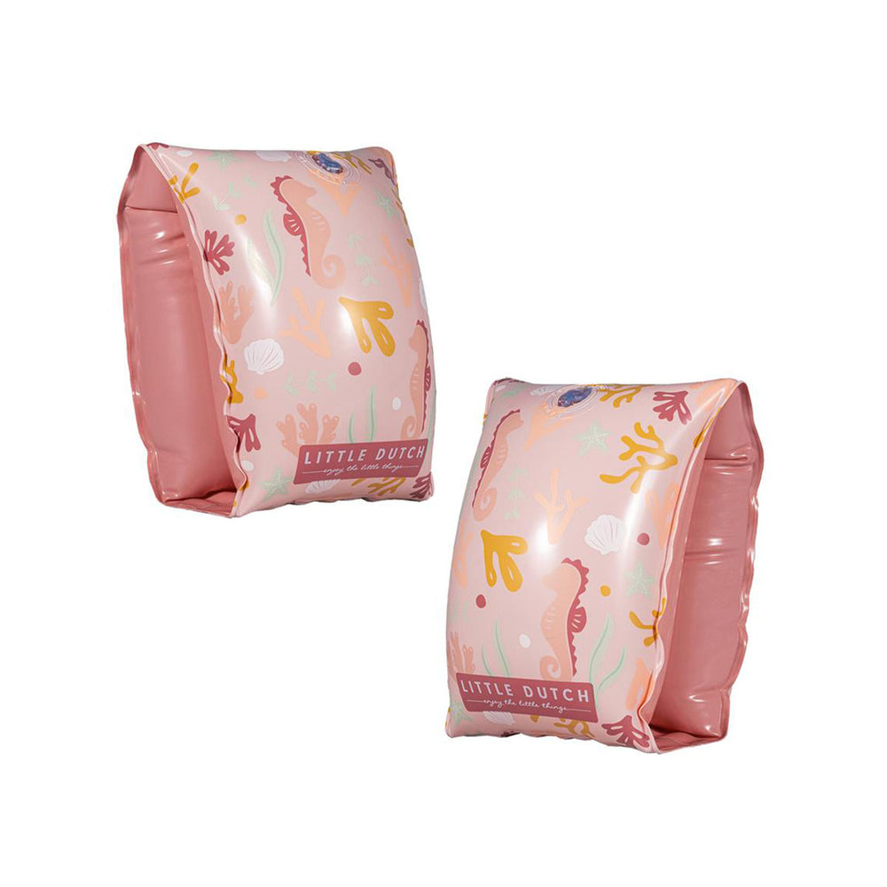 Veilig en lief: de zwembandjes ocean dreams van het merk Little Dutch. Geschikt vanaf 2 jaar. Opblaasbaar, roze met een print van onderwaterdieren en planten. VanZus