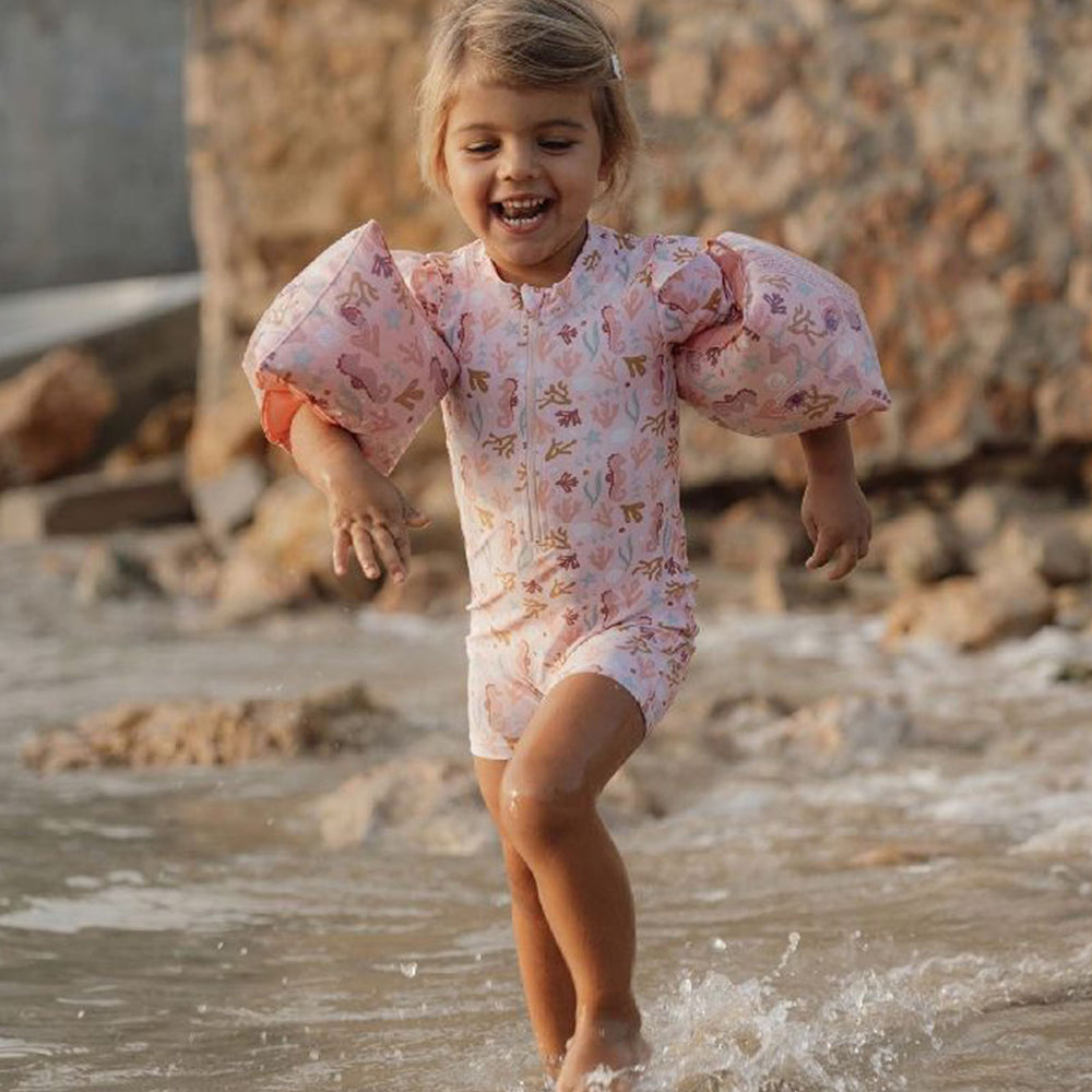 Veilig en lief: de zwembandjes ocean dreams van het merk Little Dutch. Geschikt vanaf 2 jaar. Opblaasbaar, roze met een print van onderwaterdieren en planten. VanZus