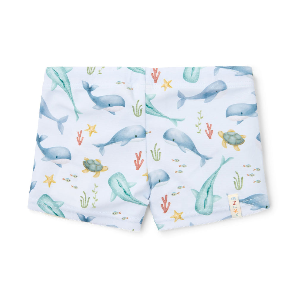 Je kindje is helemaal klaar voor het strand, het zwembad en voor zomerse vakanties met deze lieve zwembroek in de variant ocean van het merk Little Dutch. De zwembroek is voorzien van een elastische tailleband met trekkoord. VanZus