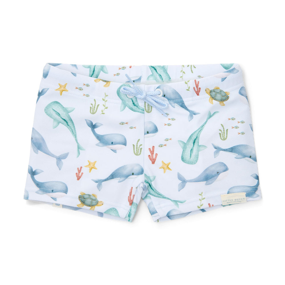 Je kindje is helemaal klaar voor het strand, het zwembad en voor zomerse vakanties met deze lieve zwembroek in de variant ocean van het merk Little Dutch. De zwembroek is voorzien van een elastische tailleband met trekkoord. VanZus