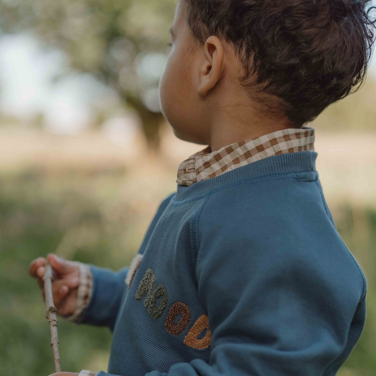 Deze sweater van Little Dutch in de kleur dark blue (donkerblauw) heeft vrolijke, geborduurde letters met de tekst "Good mood" op de voorzijde. Heerlijk zacht door het zachte biologisch katoen en daardoor is het sweatshirt heel comfortabel. Heerlijk op de koelere dagen. VanZus