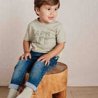 Denim is altijd een goede keuze! Deze broek van Little Dutch, gemaakt van rekbare denim, is de perfecte broek voor avonturen groot en klein.  Met een elastische tailleband zorgt deze jeans joggingbroek voor een comfortabele pasvorm.  Een supertoffe spijkerbroek voor je kind. VanZus