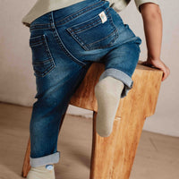 Denim is altijd een goede keuze! Deze broek van Little Dutch, gemaakt van rekbare denim, is de perfecte broek voor avonturen groot en klein.  Met een elastische tailleband zorgt deze jeans joggingbroek voor een comfortabele pasvorm.  Een supertoffe spijkerbroek voor je kind. VanZus