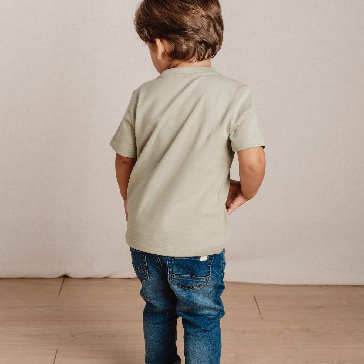 Een stoer t-shirt met korte mouw zoals deze variant in de kleur green met opdruk van Little Dutch mag niet ontbreken in de kast van je kleintje! Gemaakt van het zachtste biologische katoen is het een heerlijk comfortabel shirt voor alle grote en kleine avonturen van je kleintje. VanZus 