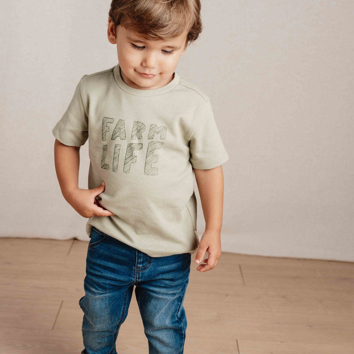 Een stoer t-shirt met korte mouw zoals deze variant in de kleur green met opdruk van Little Dutch mag niet ontbreken in de kast van je kleintje! Gemaakt van het zachtste biologische katoen is het een heerlijk comfortabel shirt voor alle grote en kleine avonturen van je kleintje. VanZus 