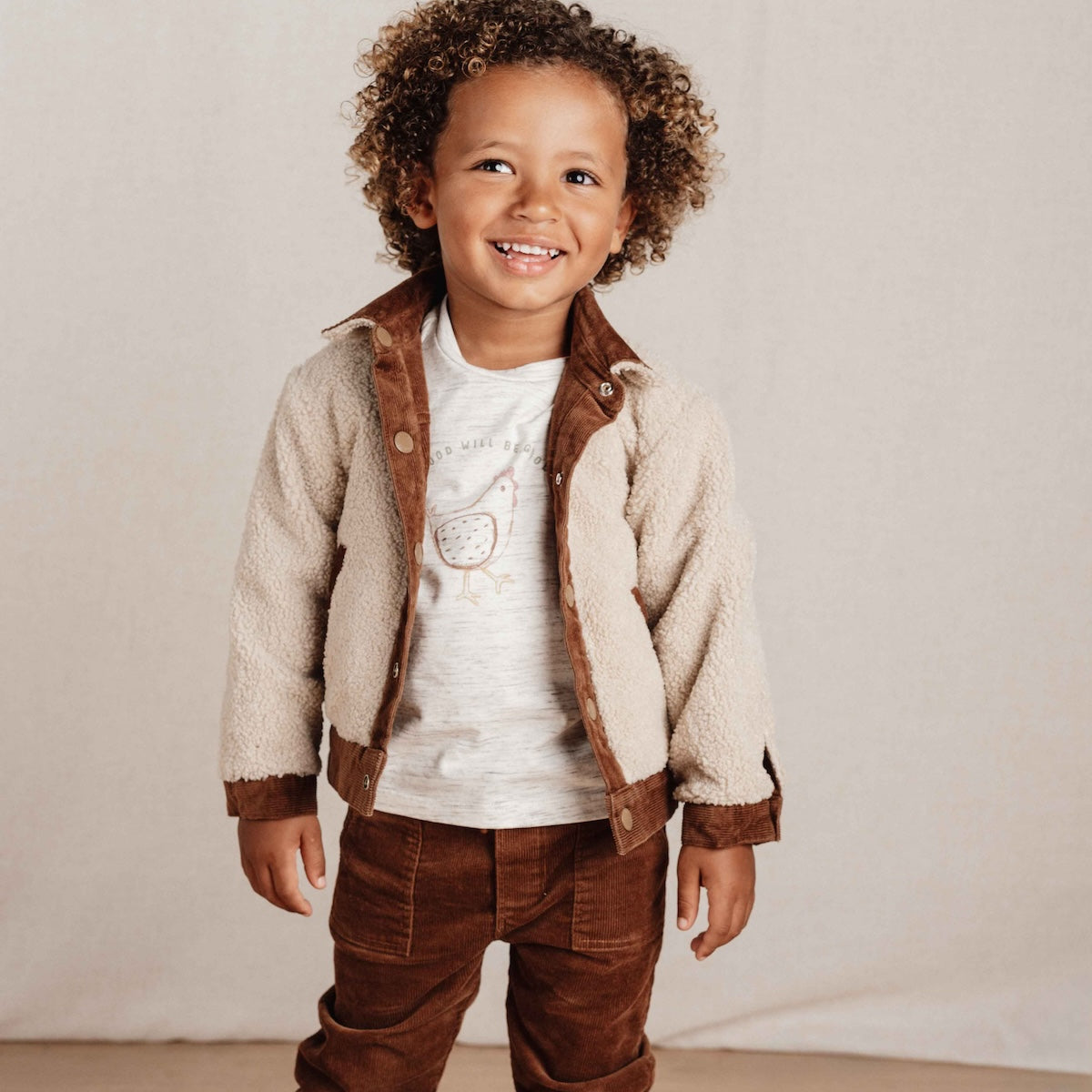 Reversible: ribstof en teddy in één! Blijf warm en stijlvol met deze comfortabele en stoere jas in brown/sand van Little Dutch. Aan de ene kant heeft deze schattige jas een mooie en zachte corduroy (ribstof) en de andere zijde is gemaakt van een zachte, pluche teddystof. VanZus