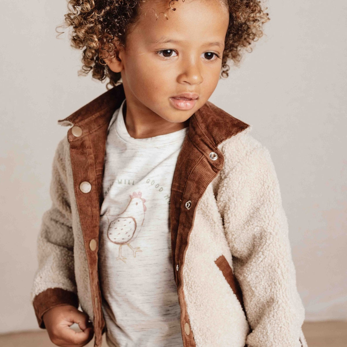 Reversible: ribstof en teddy in één! Blijf warm en stijlvol met deze comfortabele en stoere jas in brown/sand van Little Dutch. Aan de ene kant heeft deze schattige jas een mooie en zachte corduroy (ribstof) en de andere zijde is gemaakt van een zachte, pluche teddystof. VanZus