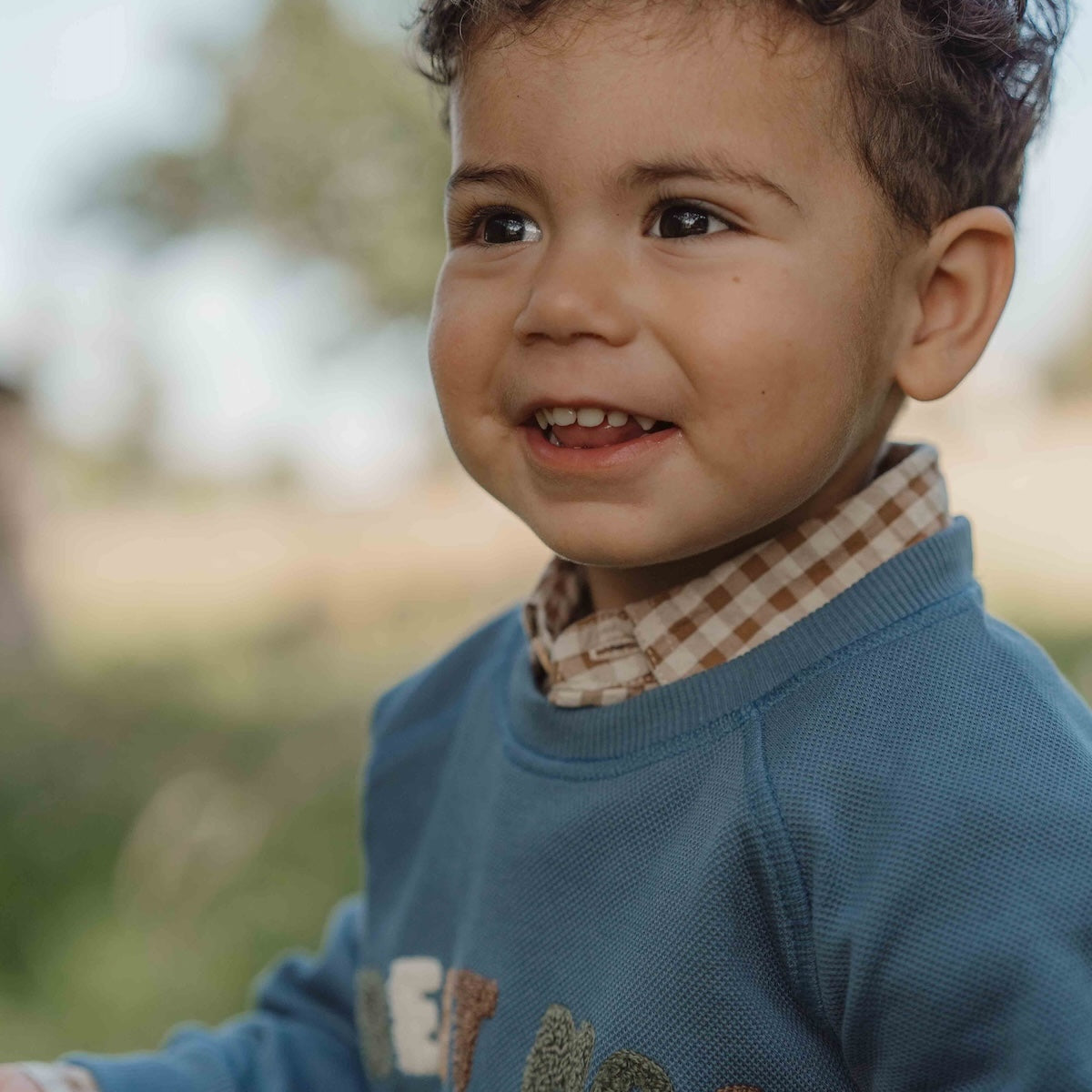 Deze sweater van Little Dutch in de kleur dark blue (donkerblauw) heeft vrolijke, geborduurde letters met de tekst "Good mood" op de voorzijde. Heerlijk zacht door het zachte biologisch katoen en daardoor is het sweatshirt heel comfortabel. Heerlijk op de koelere dagen. VanZus