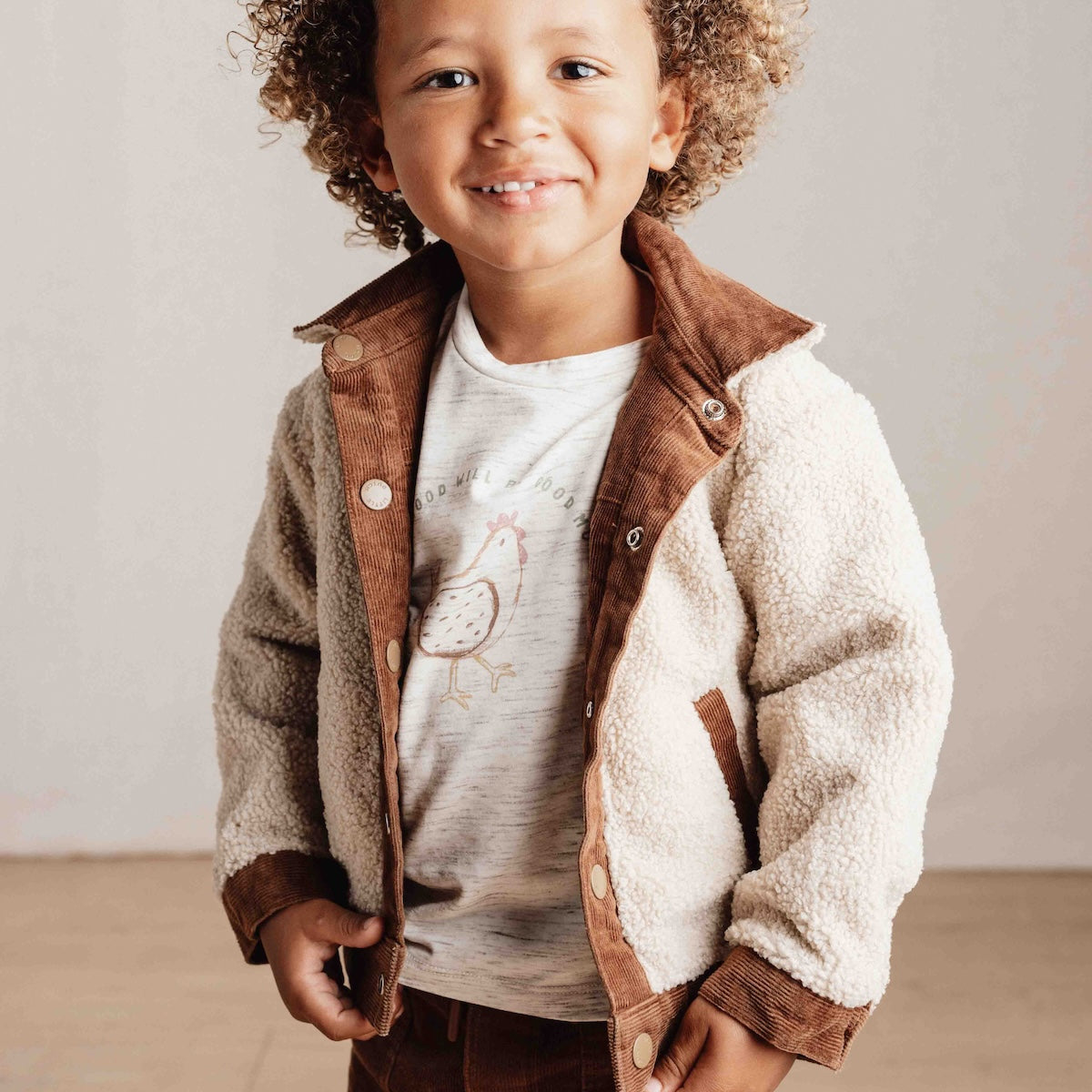 Reversible: ribstof en teddy in één! Blijf warm en stijlvol met deze comfortabele en stoere jas in brown/sand van Little Dutch. Aan de ene kant heeft deze schattige jas een mooie en zachte corduroy (ribstof) en de andere zijde is gemaakt van een zachte, pluche teddystof. VanZus