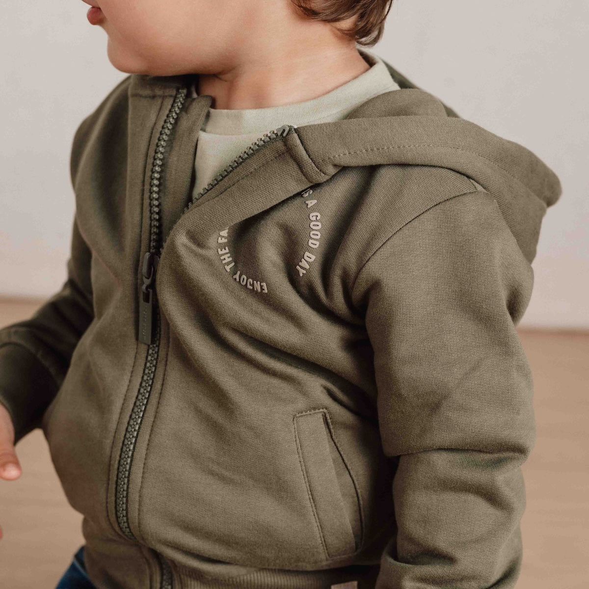 Voel je comfortabel in het Little Dutch sweat vest in de kleur dark green. Het vest is gemaakt van biologisch katoen en heeft een zachte binnenkant. Hierdoor is het vest lekker warm. VanZus