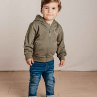 Voel je comfortabel in het Little Dutch sweat vest in de kleur dark green. Het vest is gemaakt van biologisch katoen en heeft een zachte binnenkant. Hierdoor is het vest lekker warm. VanZus