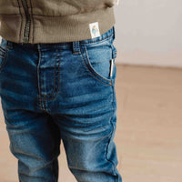 Denim is altijd een goede keuze! Deze broek van Little Dutch, gemaakt van rekbare denim, is de perfecte broek voor avonturen groot en klein.  Met een elastische tailleband zorgt deze jeans joggingbroek voor een comfortabele pasvorm.  Een supertoffe spijkerbroek voor je kind. VanZus