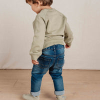 Denim is altijd een goede keuze! Deze broek van Little Dutch, gemaakt van rekbare denim, is de perfecte broek voor avonturen groot en klein.  Met een elastische tailleband zorgt deze jeans joggingbroek voor een comfortabele pasvorm.  Een supertoffe spijkerbroek voor je kind. VanZus