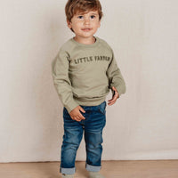 Deze sweater van Little Dutch in de kleur green (groen) heeft vrolijke, geborduurde letters met de tekst "Little Farmer" op de voorzijde. Heerlijk zacht door het zachte biologisch katoen en daardoor is het sweatshirt heel comfortabel. VanZus