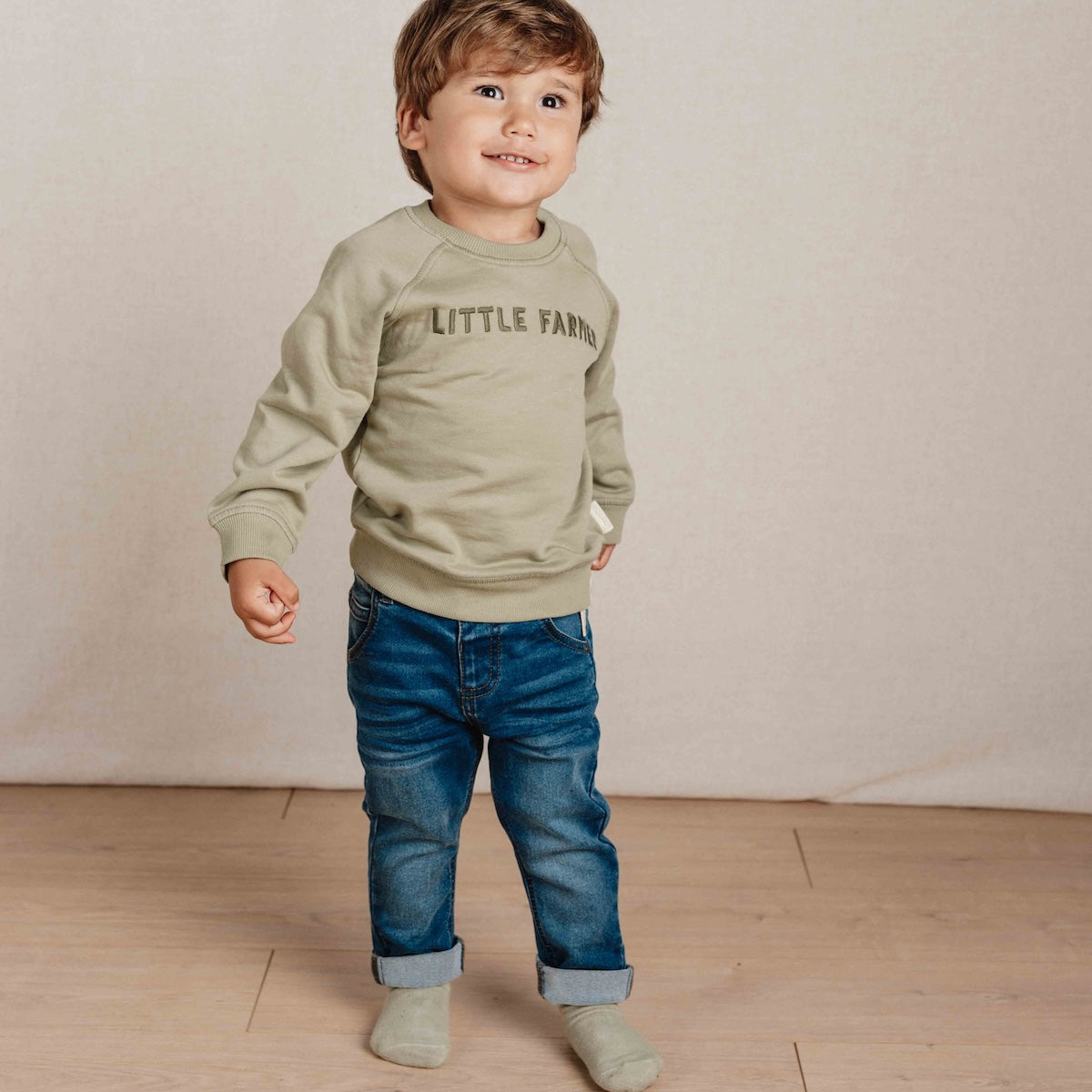 Deze sweater van Little Dutch in de kleur green (groen) heeft vrolijke, geborduurde letters met de tekst "Little Farmer" op de voorzijde. Heerlijk zacht door het zachte biologisch katoen en daardoor is het sweatshirt heel comfortabel. VanZus