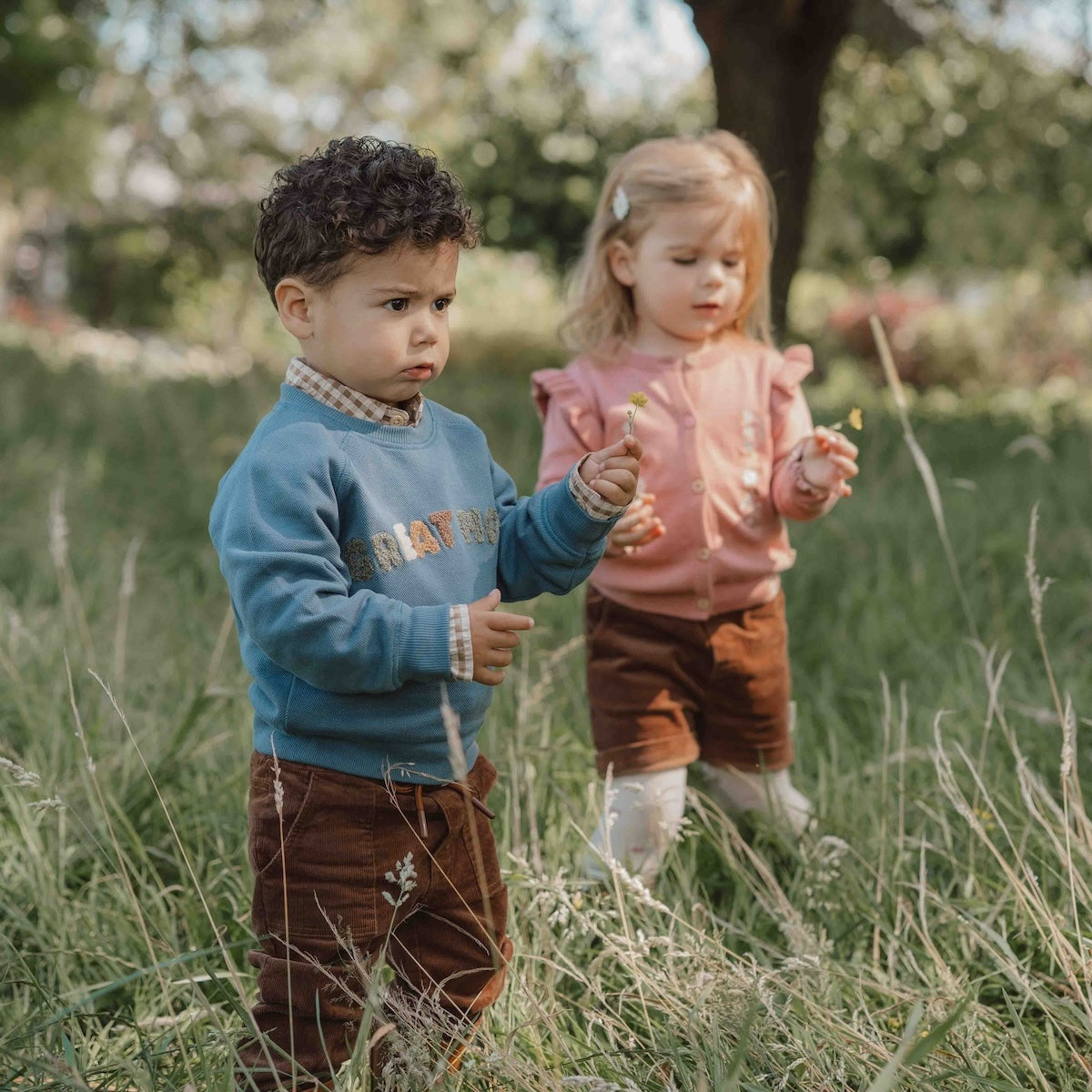 Deze sweater van Little Dutch in de kleur dark blue (donkerblauw) heeft vrolijke, geborduurde letters met de tekst "Good mood" op de voorzijde. Heerlijk zacht door het zachte biologisch katoen en daardoor is het sweatshirt heel comfortabel. Heerlijk op de koelere dagen. VanZus