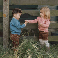 Deze sweater van Little Dutch in de kleur dark blue (donkerblauw) heeft vrolijke, geborduurde letters met de tekst "Good mood" op de voorzijde. Heerlijk zacht door het zachte biologisch katoen en daardoor is het sweatshirt heel comfortabel. Heerlijk op de koelere dagen. VanZus