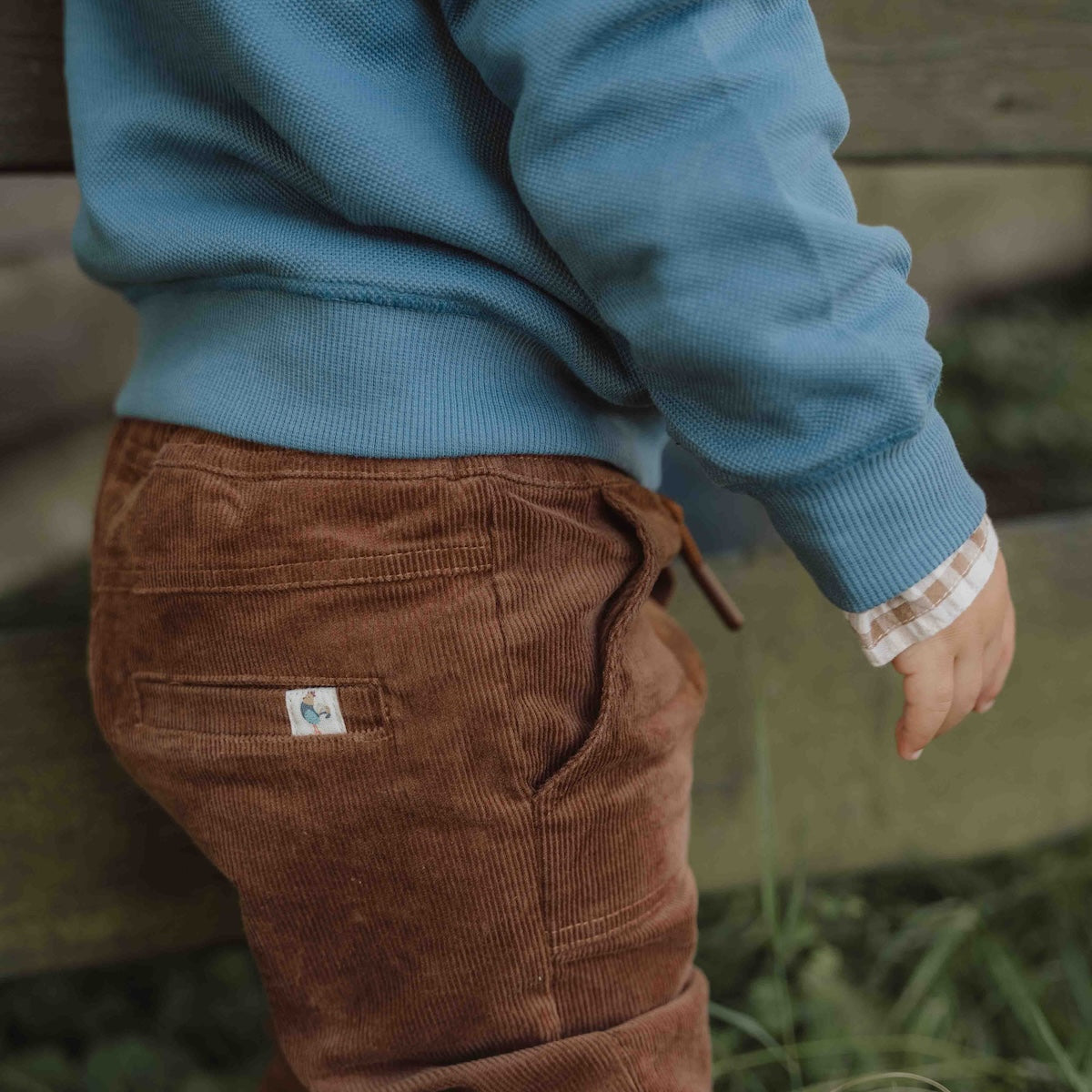 Deze sweater van Little Dutch in de kleur dark blue (donkerblauw) heeft vrolijke, geborduurde letters met de tekst "Good mood" op de voorzijde. Heerlijk zacht door het zachte biologisch katoen en daardoor is het sweatshirt heel comfortabel. Heerlijk op de koelere dagen. VanZus