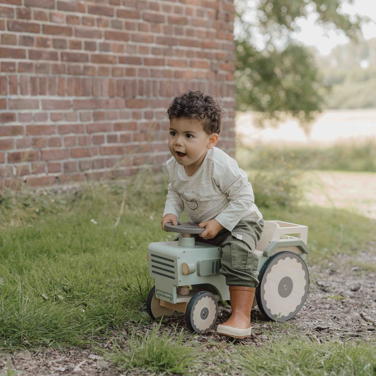 Deze stoere broek in dark green (groen) van Little Dutch is niet alleen heel comfortabel, maar ziet er ook heel stoer uit.  De legergroene cargo joggingbroek is gemaakt van elastisch biologisch katoen. De jogger is voorzien van handige steekzakken en stoere cargozakken aan de zijkant. VanZus