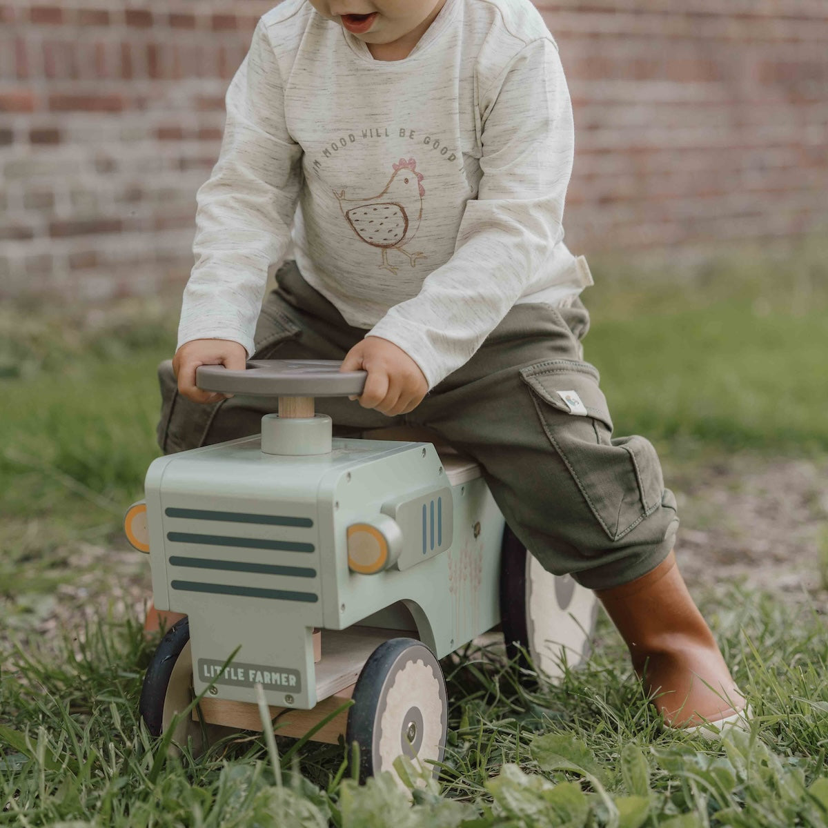 Dit t-shirt met lange mouw in off white wordt vast één van de favorieten van zowel mama als je kleintje! De longsleeve heeft een mooie beige kleur en een print op de borst die geïnspireerd is door de boerderij. Boven de print staat de tekst "Farm mood will be good mood". VanZus