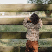 Hoe schattig is deze overhemd met de print brown check van Little Dutch? De ruitjes hebben een leuk en speels effect op je outfit en zijn een mooie toevoeging aan de garderobe van je kleintje! VanZus