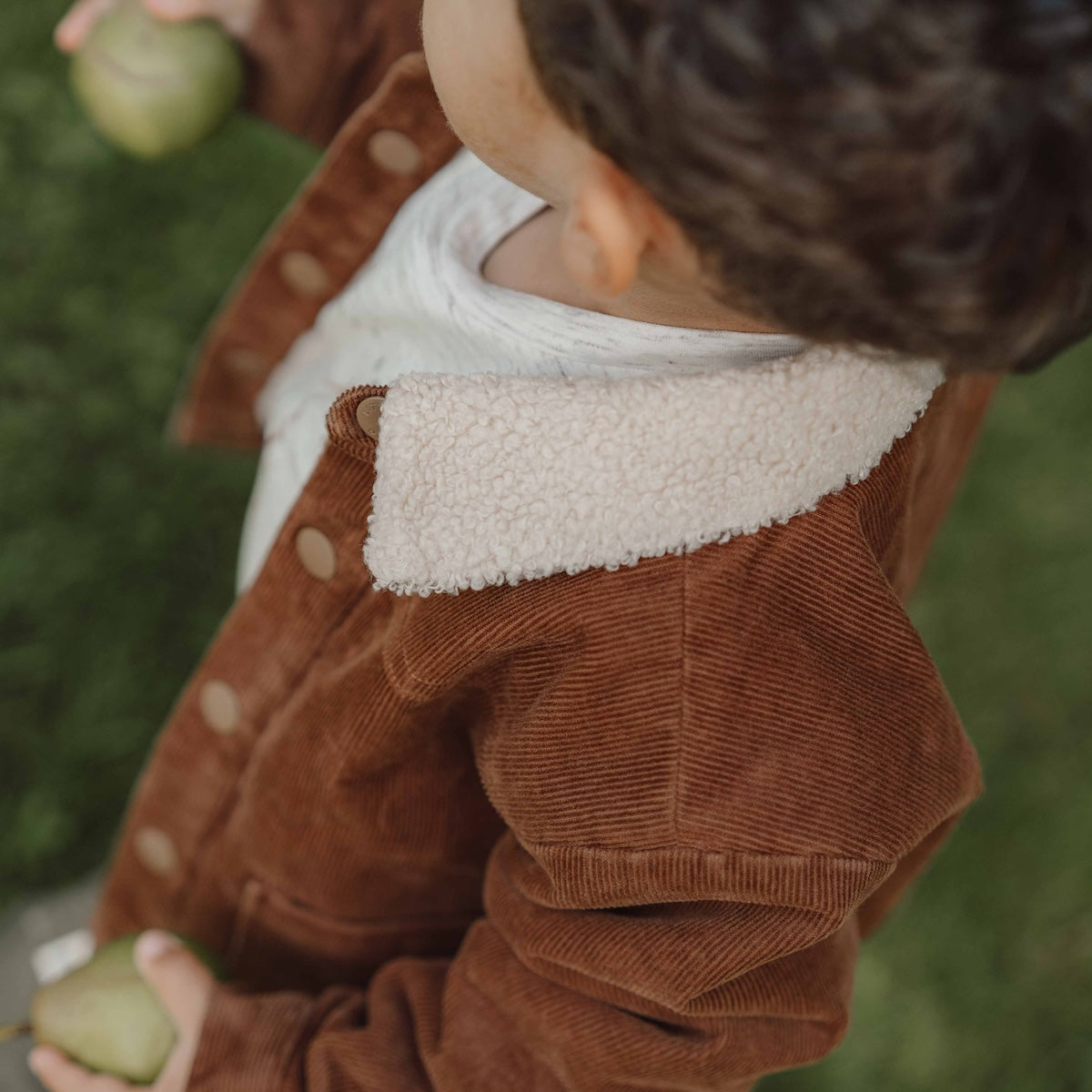 Reversible: ribstof en teddy in één! Blijf warm en stijlvol met deze comfortabele en stoere jas in brown/sand van Little Dutch. Aan de ene kant heeft deze schattige jas een mooie en zachte corduroy (ribstof) en de andere zijde is gemaakt van een zachte, pluche teddystof. VanZus