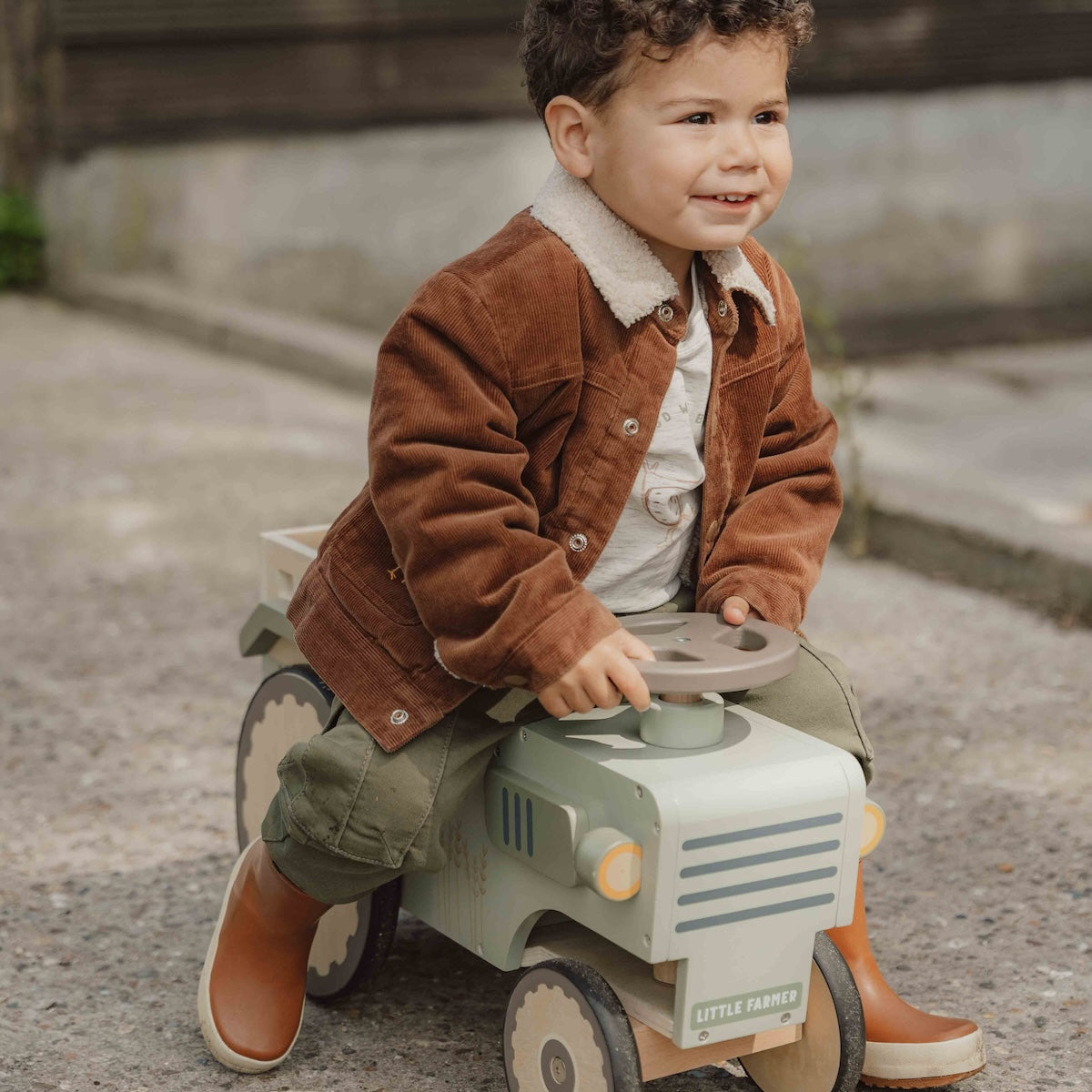 Reversible: ribstof en teddy in één! Blijf warm en stijlvol met deze comfortabele en stoere jas in brown/sand van Little Dutch. Aan de ene kant heeft deze schattige jas een mooie en zachte corduroy (ribstof) en de andere zijde is gemaakt van een zachte, pluche teddystof. VanZus