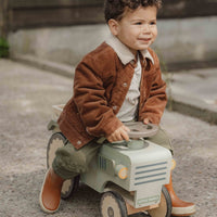 Reversible: ribstof en teddy in één! Blijf warm en stijlvol met deze comfortabele en stoere jas in brown/sand van Little Dutch. Aan de ene kant heeft deze schattige jas een mooie en zachte corduroy (ribstof) en de andere zijde is gemaakt van een zachte, pluche teddystof. VanZus