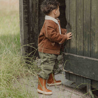 Reversible: ribstof en teddy in één! Blijf warm en stijlvol met deze comfortabele en stoere jas in brown/sand van Little Dutch. Aan de ene kant heeft deze schattige jas een mooie en zachte corduroy (ribstof) en de andere zijde is gemaakt van een zachte, pluche teddystof. VanZus