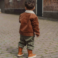 Reversible: ribstof en teddy in één! Blijf warm en stijlvol met deze comfortabele en stoere jas in brown/sand van Little Dutch. Aan de ene kant heeft deze schattige jas een mooie en zachte corduroy (ribstof) en de andere zijde is gemaakt van een zachte, pluche teddystof. VanZus