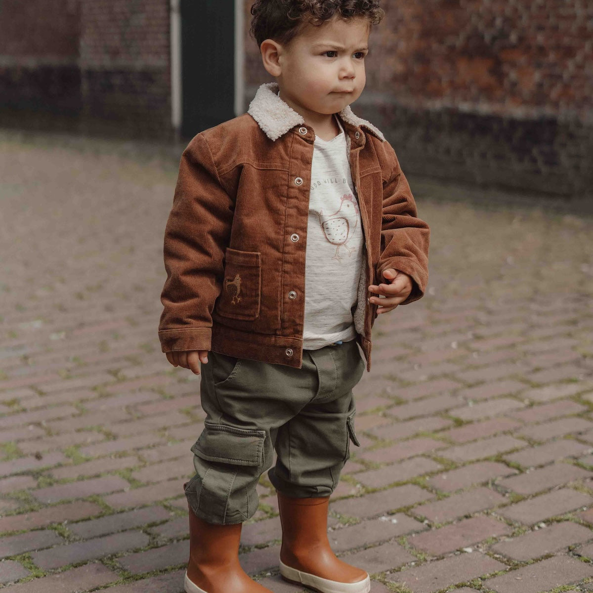 Reversible: ribstof en teddy in één! Blijf warm en stijlvol met deze comfortabele en stoere jas in brown/sand van Little Dutch. Aan de ene kant heeft deze schattige jas een mooie en zachte corduroy (ribstof) en de andere zijde is gemaakt van een zachte, pluche teddystof. VanZus