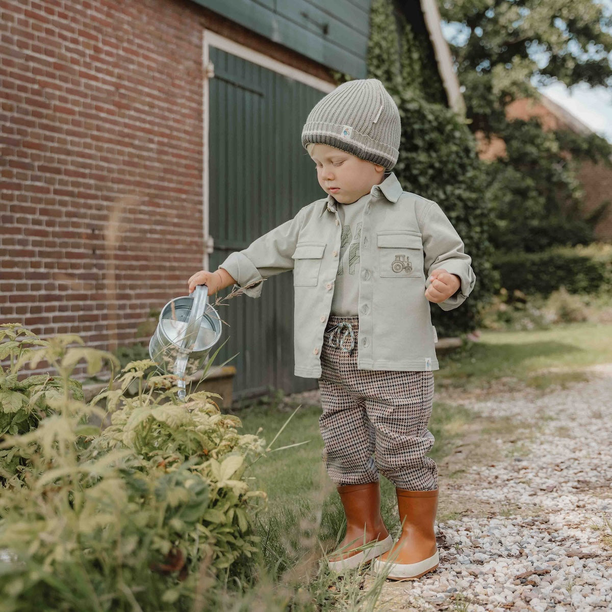 Een stoer t-shirt met korte mouw zoals deze variant in de kleur green met opdruk van Little Dutch mag niet ontbreken in de kast van je kleintje! Gemaakt van het zachtste biologische katoen is het een heerlijk comfortabel shirt voor alle grote en kleine avonturen van je kleintje. VanZus 