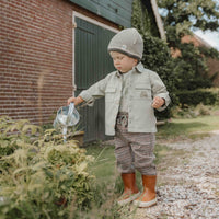 Met de gebreide muts van Little Dutch in de kleur green blijven de oortjes lekker warm tijdens de koude dagen. De muts is gemaakt van zacht gebreid katoen en heeft een lichte stretch. Hierdoor heeft de muts een fijne pasvorm. VanZus