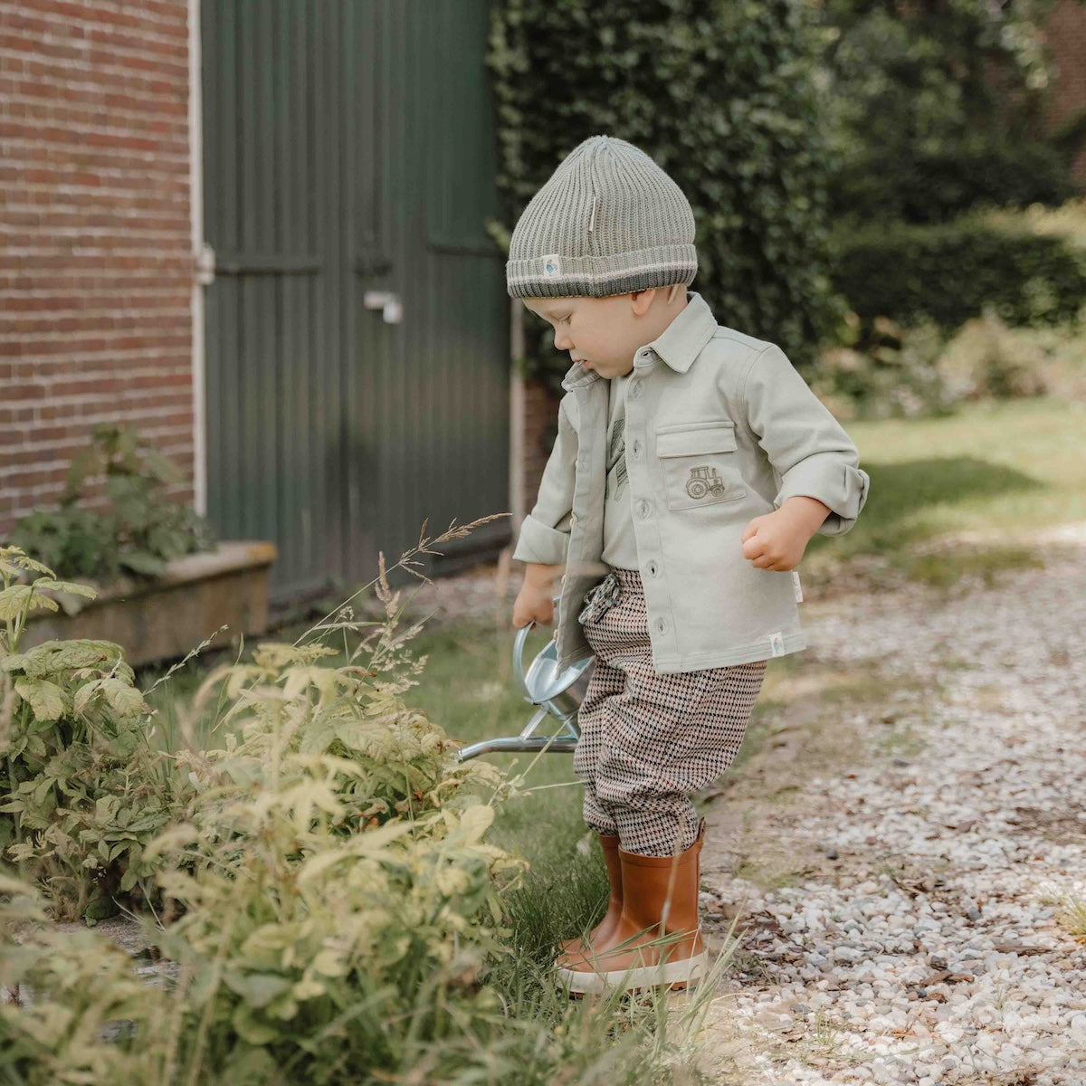 Wat een stoer overshirt in de kleur green van Little Dutch! Voor de kleine binken en avonturiers! Het overhemd heeft een klassieke kraag en een hout-look knoopsluiting. Twee borstzakjes, waarvan één versierd met een klein borduursel van een tractor maken de stoere look compleet. VanZus 