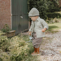 Wat een stoer overshirt in de kleur green van Little Dutch! Voor de kleine binken en avonturiers! Het overhemd heeft een klassieke kraag en een hout-look knoopsluiting. Twee borstzakjes, waarvan één versierd met een klein borduursel van een tractor maken de stoere look compleet. VanZus 