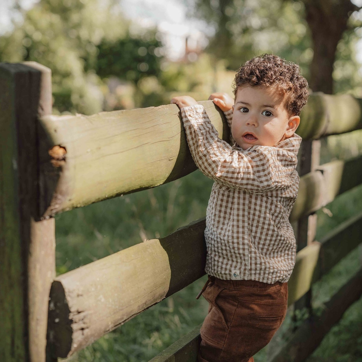 Hoe schattig is deze overhemd met de print brown check van Little Dutch? De ruitjes hebben een leuk en speels effect op je outfit en zijn een mooie toevoeging aan de garderobe van je kleintje! VanZus