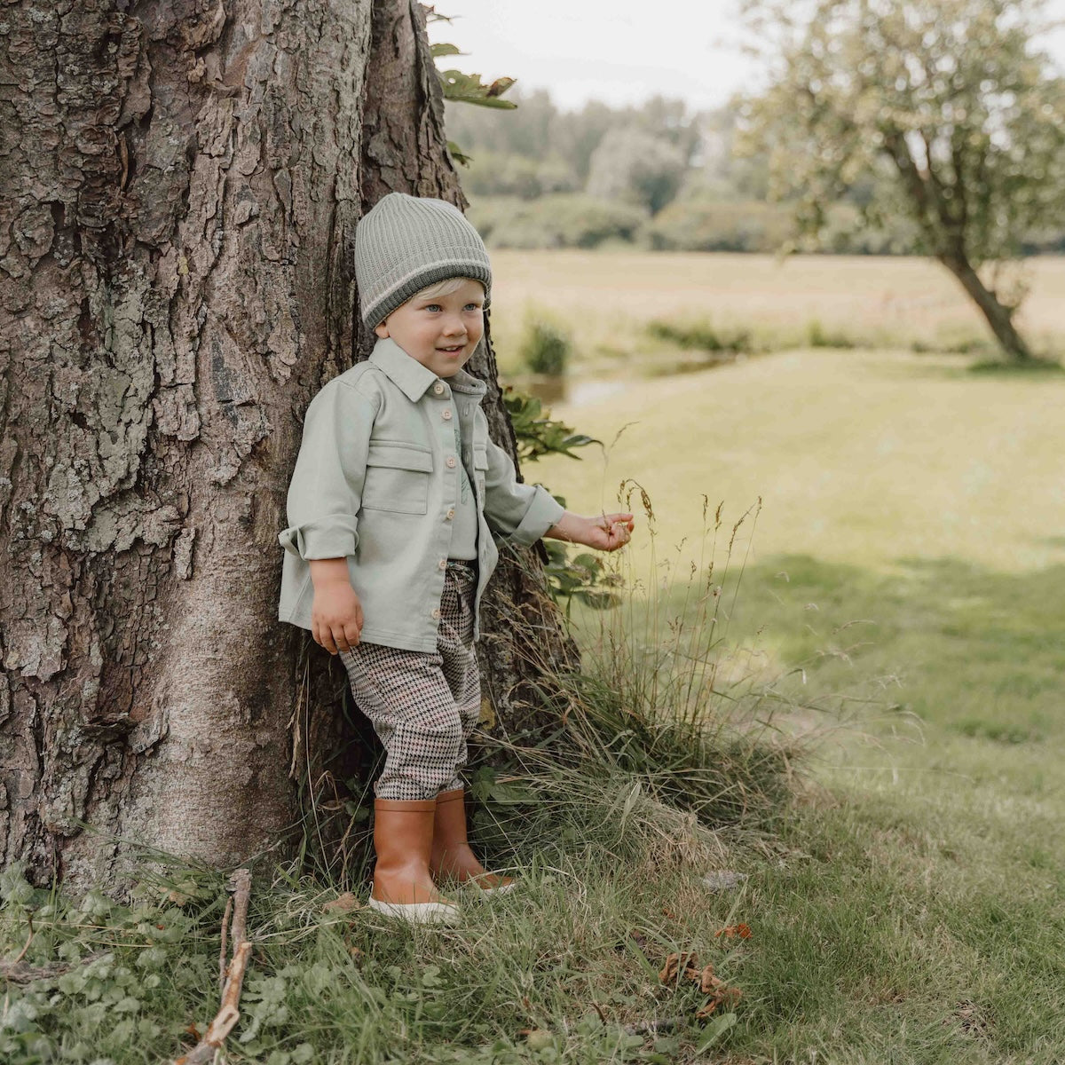 De broek green check van Little Dutch heeft een klassieke ruit in een sportieve stijl! Wat zal jouw kleintje shinen hierin!  Deze trendy jogger combineert een tijdloos groen ruitontwerp met een sportieve look. Gemaakt van een zachte stof is deze broek niet alleen heel hip voor je kleintje, maar ook heel comfortabel. VanZus