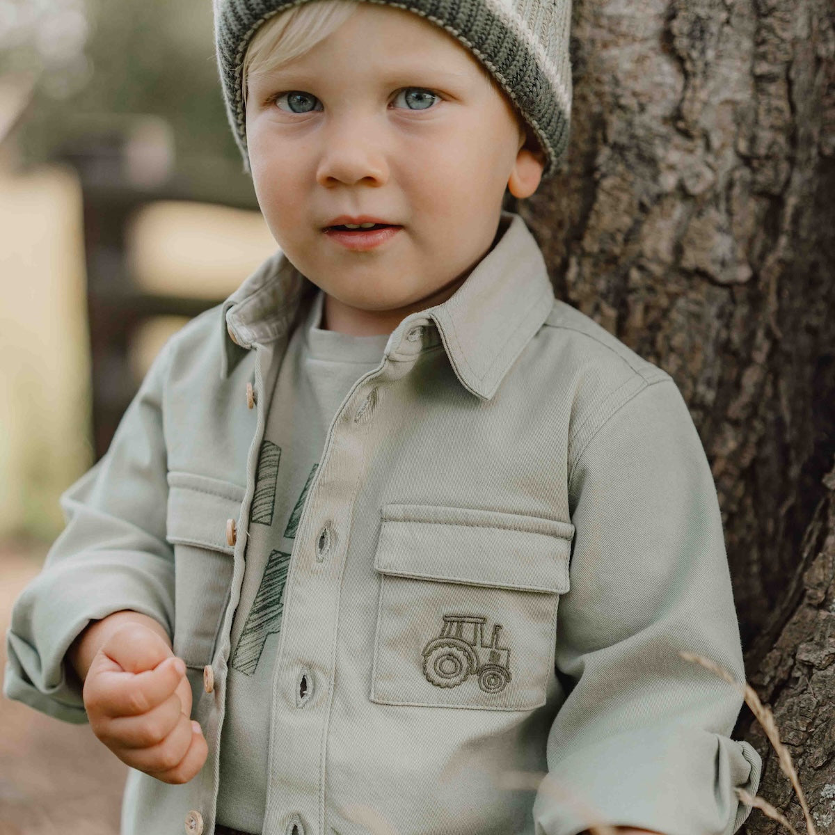 Wat een stoer overshirt in de kleur green van Little Dutch! Voor de kleine binken en avonturiers! Het overhemd heeft een klassieke kraag en een hout-look knoopsluiting. Twee borstzakjes, waarvan één versierd met een klein borduursel van een tractor maken de stoere look compleet. VanZus 