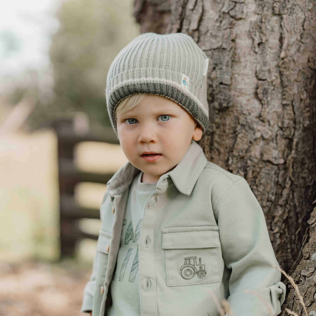 Wat een stoer overshirt in de kleur green van Little Dutch! Voor de kleine binken en avonturiers! Het overhemd heeft een klassieke kraag en een hout-look knoopsluiting. Twee borstzakjes, waarvan één versierd met een klein borduursel van een tractor maken de stoere look compleet. VanZus 