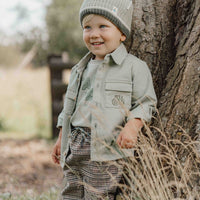 Wat een stoer overshirt in de kleur green van Little Dutch! Voor de kleine binken en avonturiers! Het overhemd heeft een klassieke kraag en een hout-look knoopsluiting. Twee borstzakjes, waarvan één versierd met een klein borduursel van een tractor maken de stoere look compleet. VanZus 