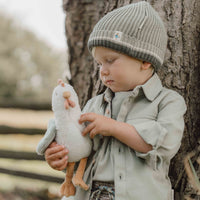 Wat een stoer overshirt in de kleur green van Little Dutch! Voor de kleine binken en avonturiers! Het overhemd heeft een klassieke kraag en een hout-look knoopsluiting. Twee borstzakjes, waarvan één versierd met een klein borduursel van een tractor maken de stoere look compleet. VanZus 