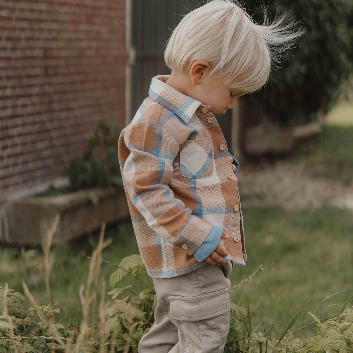 Stoer en warm op pad in de blouse in ice blue check van Little Dutch. Je kindje blijft heerlijk warm met dit zachte, warme flanellen overhemd. Naast dat dit geruite overhemd of overshirt warm en comfortabel is, ziet het er ook ontzettend stoer uit! VanZus