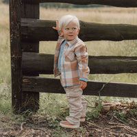 Stoer en warm op pad in de blouse in ice blue check van Little Dutch. Je kindje blijft heerlijk warm met dit zachte, warme flanellen overhemd. Naast dat dit geruite overhemd of overshirt warm en comfortabel is, ziet het er ook ontzettend stoer uit! VanZus