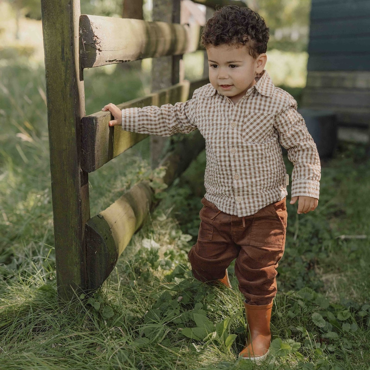 Hoe schattig is deze overhemd met de print brown check van Little Dutch? De ruitjes hebben een leuk en speels effect op je outfit en zijn een mooie toevoeging aan de garderobe van je kleintje! VanZus