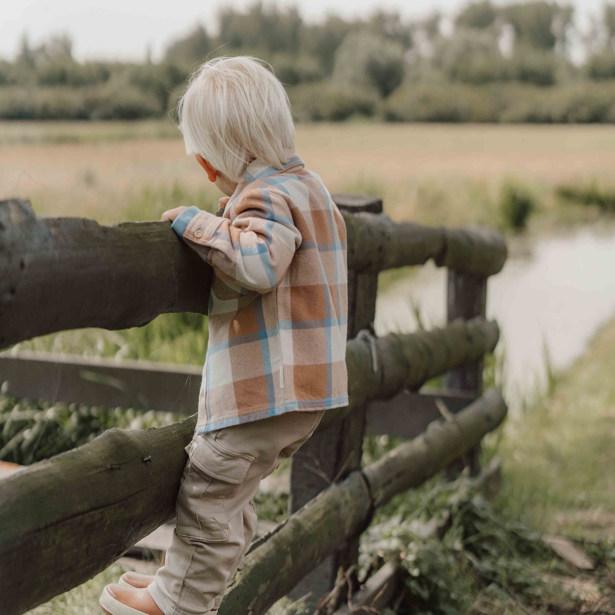 Stoer en warm op pad in de blouse in ice blue check van Little Dutch. Je kindje blijft heerlijk warm met dit zachte, warme flanellen overhemd. Naast dat dit geruite overhemd of overshirt warm en comfortabel is, ziet het er ook ontzettend stoer uit! VanZus