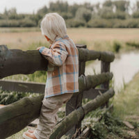 Stoer en warm op pad in de blouse in ice blue check van Little Dutch. Je kindje blijft heerlijk warm met dit zachte, warme flanellen overhemd. Naast dat dit geruite overhemd of overshirt warm en comfortabel is, ziet het er ook ontzettend stoer uit! VanZus