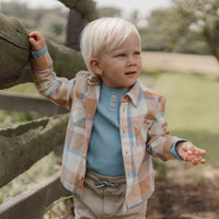 Wat zal je kleintje er stoer uitzien in het wafel t-shirt met lange mouw in de kleur ice blue van Little Dutch! Het stoere shirt heeft een knoopsluiting in houtlook en is perfect voor alle grote en kleine avonturen.  De longsleeve heeft een kleine print op de borst en de stof is in een fijne wafelstructuur. VanZus