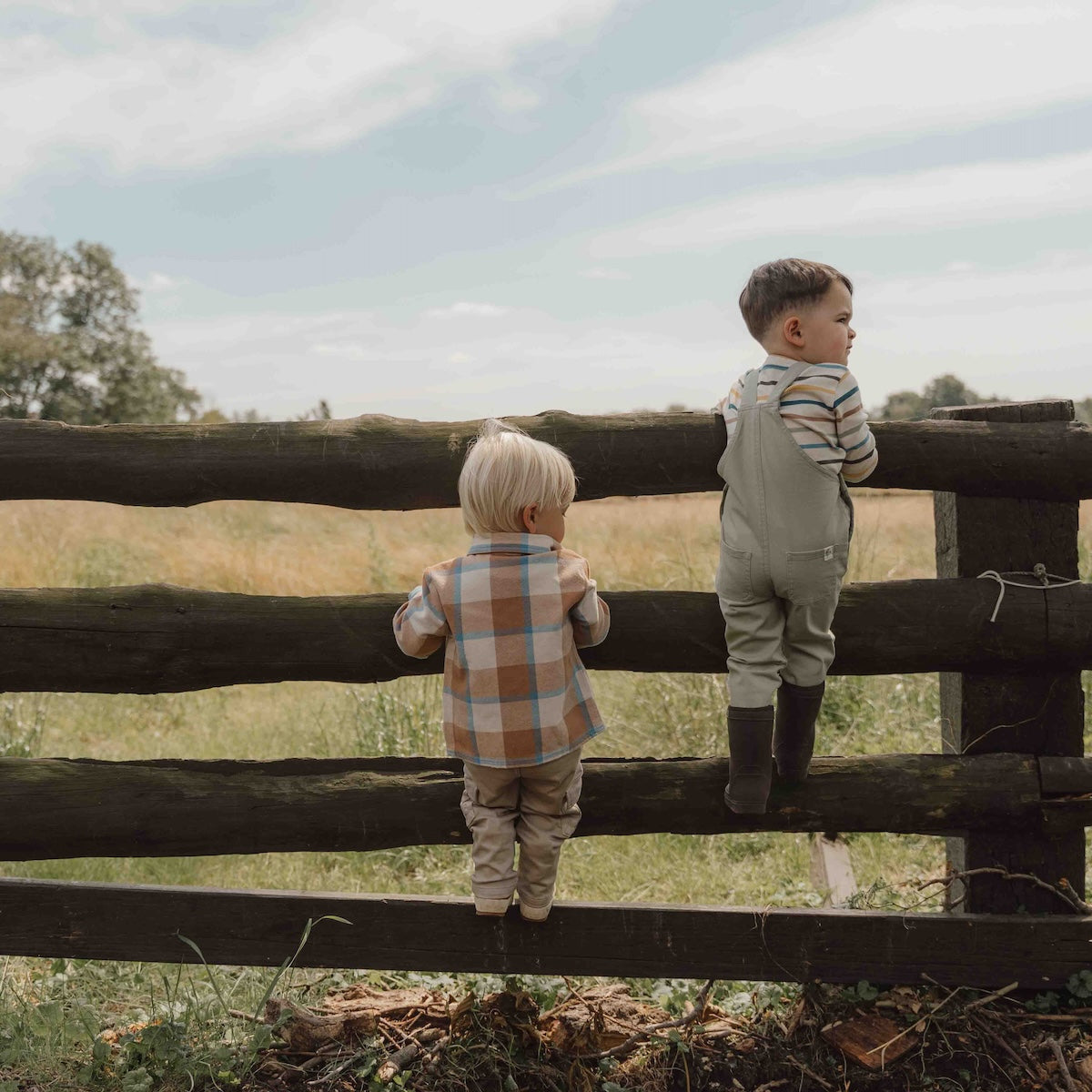 Stoer en warm op pad in de blouse in ice blue check van Little Dutch. Je kindje blijft heerlijk warm met dit zachte, warme flanellen overhemd. Naast dat dit geruite overhemd of overshirt warm en comfortabel is, ziet het er ook ontzettend stoer uit! VanZus