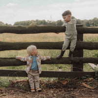 Wat zal je kleintje er stoer uitzien in het wafel t-shirt met lange mouw in de kleur ice blue van Little Dutch! Het stoere shirt heeft een knoopsluiting in houtlook en is perfect voor alle grote en kleine avonturen.  De longsleeve heeft een kleine print op de borst en de stof is in een fijne wafelstructuur. VanZus