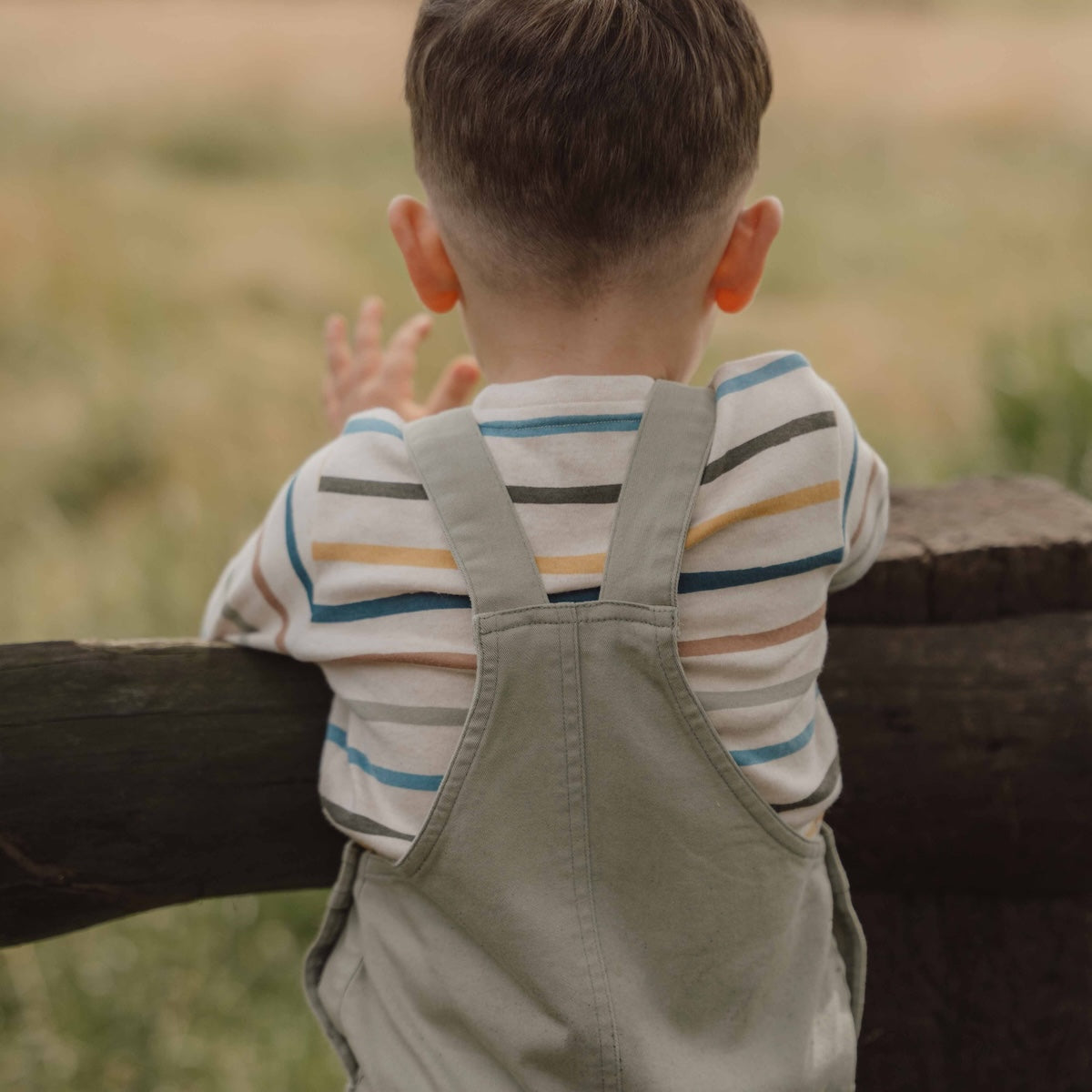 Ga lekker op avontuur in het gestreepte t-shirt met lange mouw in de variant stripe van Little Dutch. De vrolijke kleuren en strepen van deze longsleeve maken het een heerlijk draagbaar shirt. VGemaakt van zacht off-white biologisch katoen, met strepen in aardetinten. Het borstzakje voegt een speels detail toe.  VanZus